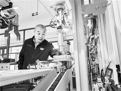 郭海青在檢查車床加工設備。 受訪者供圖