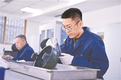 在山西博物院文物保護研究部青銅修復室，文物修復師為青銅器進行超聲波除銹。新華社記者 楊晨光攝