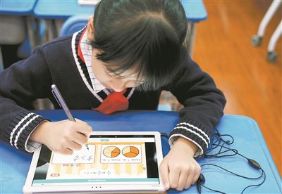 日前，上海市積極推進基礎教育數字化轉型。圖為學生在數學課上通過平板電腦進行課堂練習。新華社記者 劉穎攝