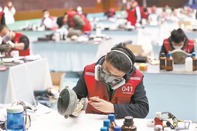 在山西省太原市舉辦的全國文物行業職業技能大賽上，選手在修復文物。新華社記者 劉金海攝