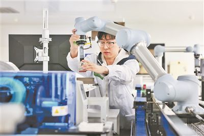 廣東省深圳市科研人員在實驗室調試智能機器人。視覺中國供圖