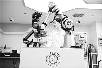 中國科學技術大學一名博士研究生在實驗室調試機器化學家系統“小來”。新華社記者 張端攝
