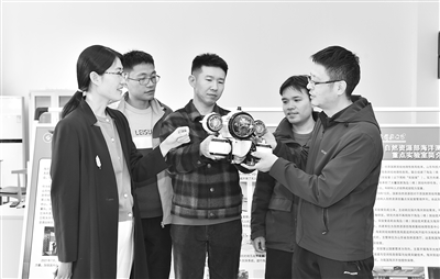 山東科技大學科研人員在討論小型水下機器人測量技術。韓洪爍攝