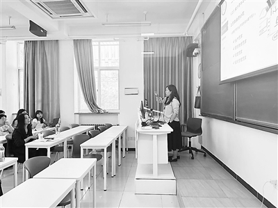 圖為北京師范大學新聞傳播學院教師曲慧為學生授課。受訪單位供圖