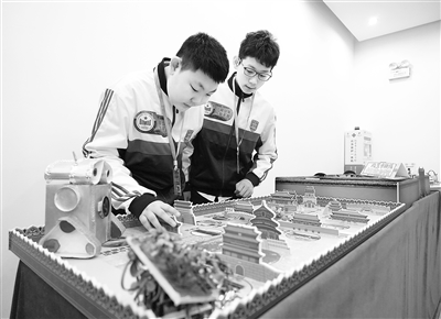 圖為學生展示獲獎作品。本報記者 洪星攝