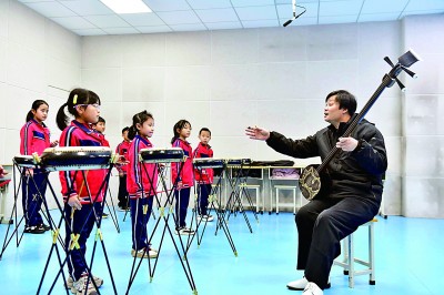 圖為12月30日，在惠民縣胡集鎮第一小學，老師指導學生學習西河大鼓。新華社記者 郭緒雷攝