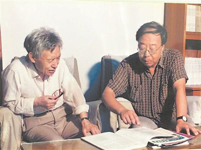 圖為20世紀90年代初，文圣常（左）與馮士筰圍繞國家“八五”科技攻關項目進行研討。