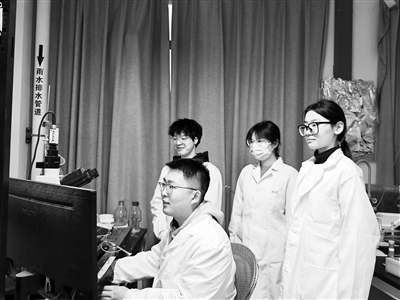 西安交通大學教授王昌河團隊在進行多巴胺分泌電化學檢測。受訪者供圖