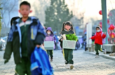 2月16日，寧夏銀川市興慶區實驗二小學生走進校園。新華社記者 王鵬攝