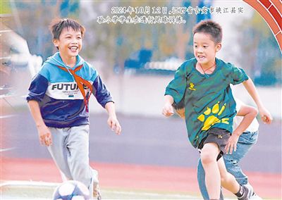 2024年10月12日，江西省吉安市峽江縣實驗小學學生在進行足球訓練。