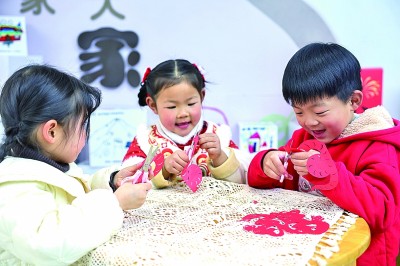 圖為孩子們在老師指導下制作蛇年主題剪紙。 新華社記者 徐昱攝