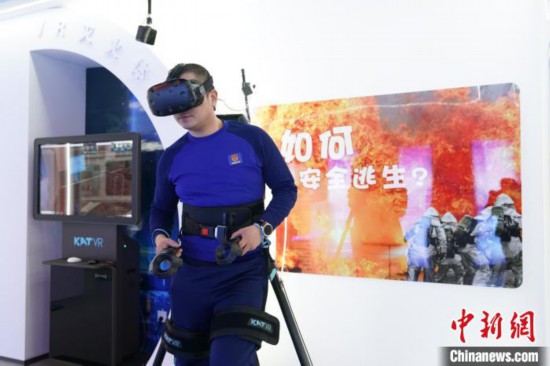 圖為消防員利用VR展示火災如何逃生。中新社記者 趙宇航 攝