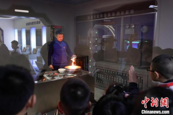 圖為學生們參觀道里區消防救援大隊消防科普體驗館內火場真實體驗演示區。中新社記者 趙宇航 攝
