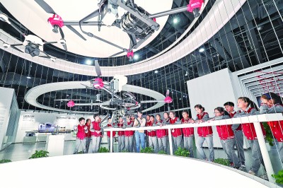學生們在浙江省湖州市德清縣地理信息科技館學習無人機地理測繪知識。新華社發