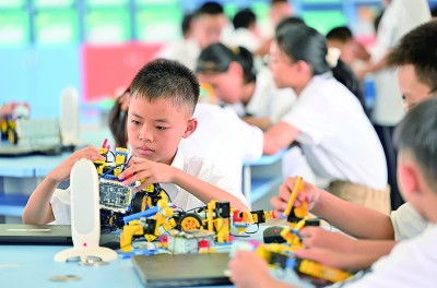 廣西柳州市第八中學南校區人工智能課堂上，學生們在組裝智能機器人。新華社發