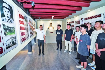 2024年8月8日，青年們在浙江省諸暨市同山鎮麗塢底村的愛國主義教育基地里學習。新華社發