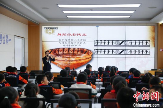 圖為學生在“國寶音樂會”社教課中了解舞蹈紋彩陶盆。中新社記者 馬銘言 攝