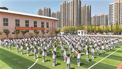 4月14日，廊坊市第十七小學的學生們正在演練國防軍事體操。