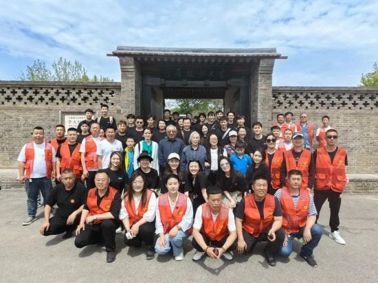音樂劇《大釗先生》劇組與李樂群、張建國前往河北樂亭李大釗故居的合影