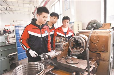 圖為在河北省臨西縣一家企業的生產車間，學生們在操控車床。新華社記者 王曉攝