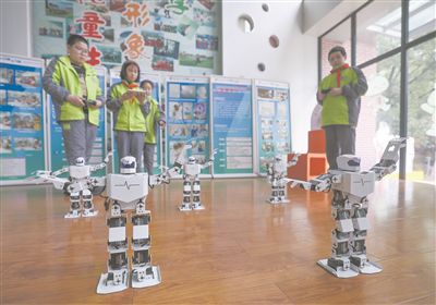 在嘉興市實驗小學科技城校區科創中心內，學生們在對智能機器人進行動作指令調試。新華社記者 徐昱攝