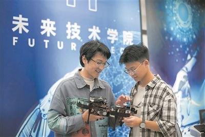 華南理工大學未來技術學院學生正在調試無人機設備。受訪單位供圖