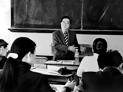 張晉藩為博士生授課。