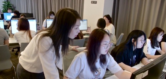 學校教師帶領同學走進會計軟件公司進行社會實踐
