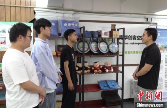 宋宏霖(左三)介紹“大果文創”團隊設計的產品。徐志雄 攝