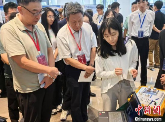游瓊宇向安全工程領域的專家介紹電離輻射實驗教學平臺。王祥帥 攝