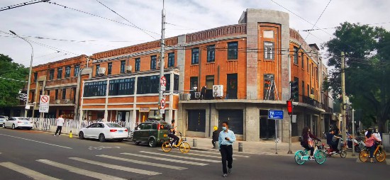 2021年，北京建筑大學建筑與城市規劃學院丁奇教授主持完成了北京市西城區西安門大街街區改造提升項目，圖為保護修繕后的紅樓公共藏書樓