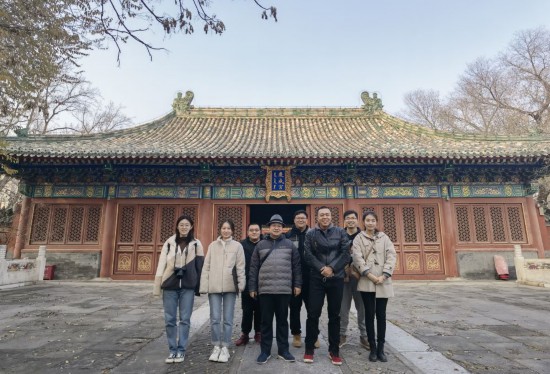 北建大教師馬全寶與學生在慶城宮合影