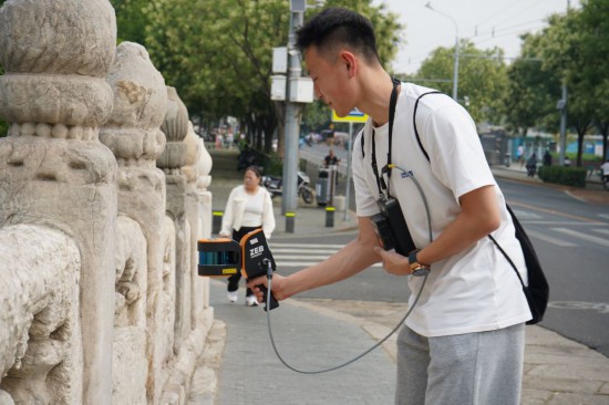 北建大學生在萬寧橋進行三維激光掃描