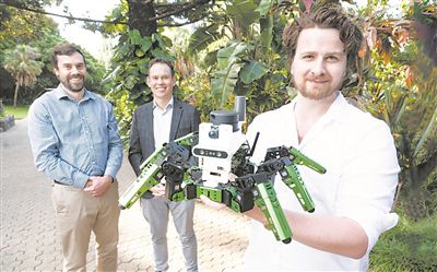 研究人員展示類腦導航機器人。圖片來源：澳大利亞昆士蘭科技大學