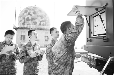 基層骨干技師為空軍預警學院實習學員講解裝備操作流程。龔嘉駿攝