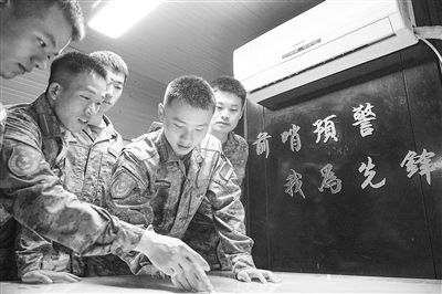 空軍預警學院實習學員在繪圖桌上分析判別空情。楊超越攝