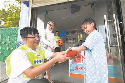 在江蘇省泰州市海陵區東河小游船碼頭“青少年防溺水救助站”旁，小朋友體驗水下救生速浮手環。