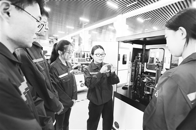 在山東科技職業學院實訓基地里，教師（右二）正在現場教學。受訪者供圖