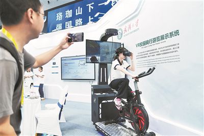2025世界數字教育大會上，學生正在展示武漢大學研發的VR校園騎行游覽展示系統。 中新社記者 張祥毅攝