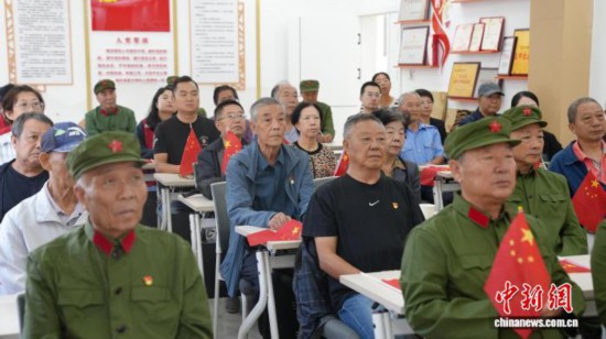 銀川市興慶區退伍老兵及社區居民觀看閱兵式。 興慶區融媒體中心供圖