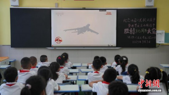 景岳小學學生觀看閱兵式。 興慶區融媒體中心供圖