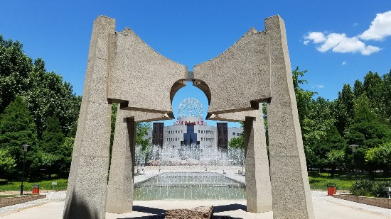 中國石油大學（北京）《開啟智慧之門的鑰匙》雕塑