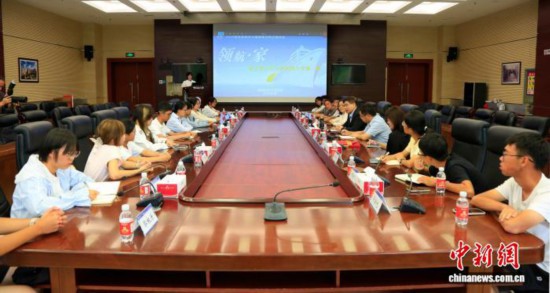 中國工程院院士薛長湖在班會上與同學們交流。中國海洋大學 供圖