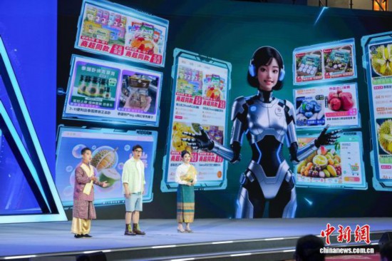 7月19日，AI賦能千行百業超級聯賽在廣西南寧啟動。賽事聚焦AI+汽車、境外人才、跨境電商等17個領域設置賽道，重點關注人工智能技術在細分場景中的深度落地。圖為“場景突圍”應用創新賽發布現場，中國、泰國、越南三國“電商主播”與AI“廣西表妹商務君”對話。 中新社記者 陳冠言 攝