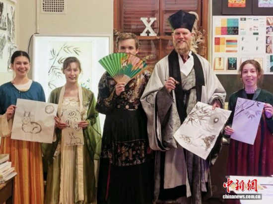 南非斯坦陵布什大學孔子學院團隊近日在當地一處藝術中心舉辦“月滿中秋·文化雅集”系列活動。圖為與會者展示繪畫作品。(斯大孔院供圖)