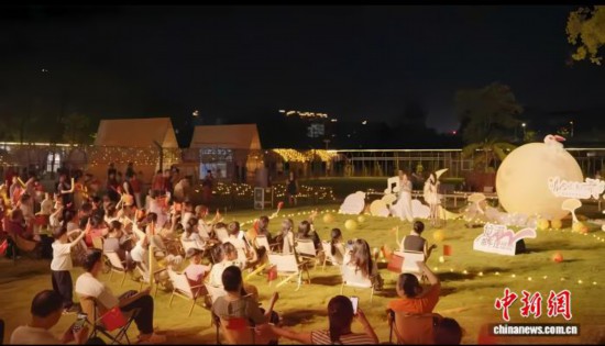 中秋節前夕，龍港市舉辦“給月光寫首詩·理想就浙Young”音樂節。龍港市委宣傳統戰部 供圖