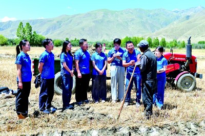 西安交大赴藏社會實踐隊在西藏山南昌珠鎮克松村與村民交談。資料圖片