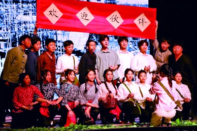 西安交大原創校園話劇《追憶西遷年華—向西而歌》在北京上演。資料圖片