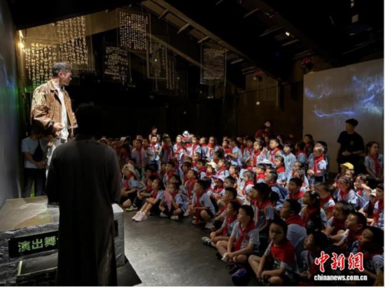 圖為重慶市沙坪壩區樹人小學校的師生沉浸觀劇。紅巖紅沉浸式劇場供圖