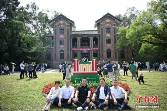 2024年11月9日，廣東廣州，中山大學百年校慶在即，校友返校參觀。(資料圖)中新網記者 陳楚紅 攝